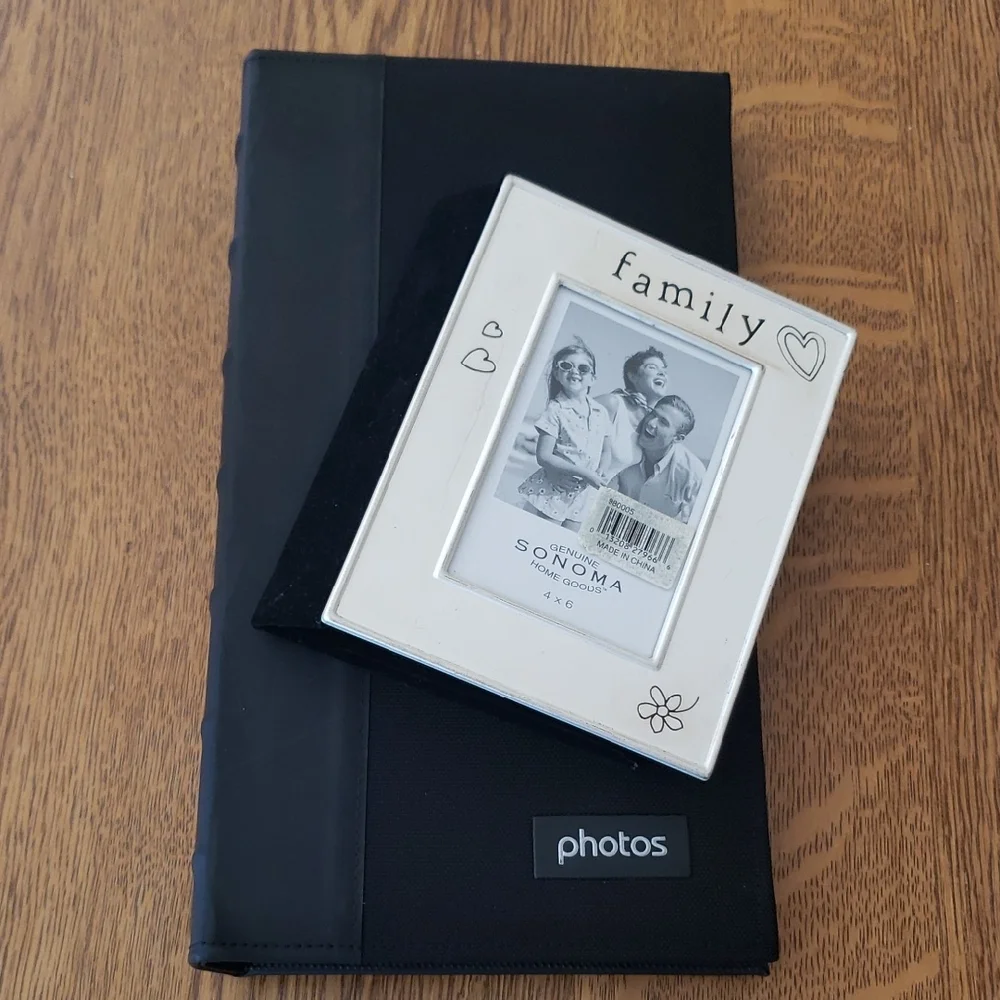 (2) Photo Albums - Black and Silver 